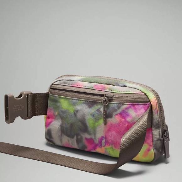 Lululemon Everywhere Belt Bag 1L (Hyper Dye Multi/Rover) - Picture 4 of 11